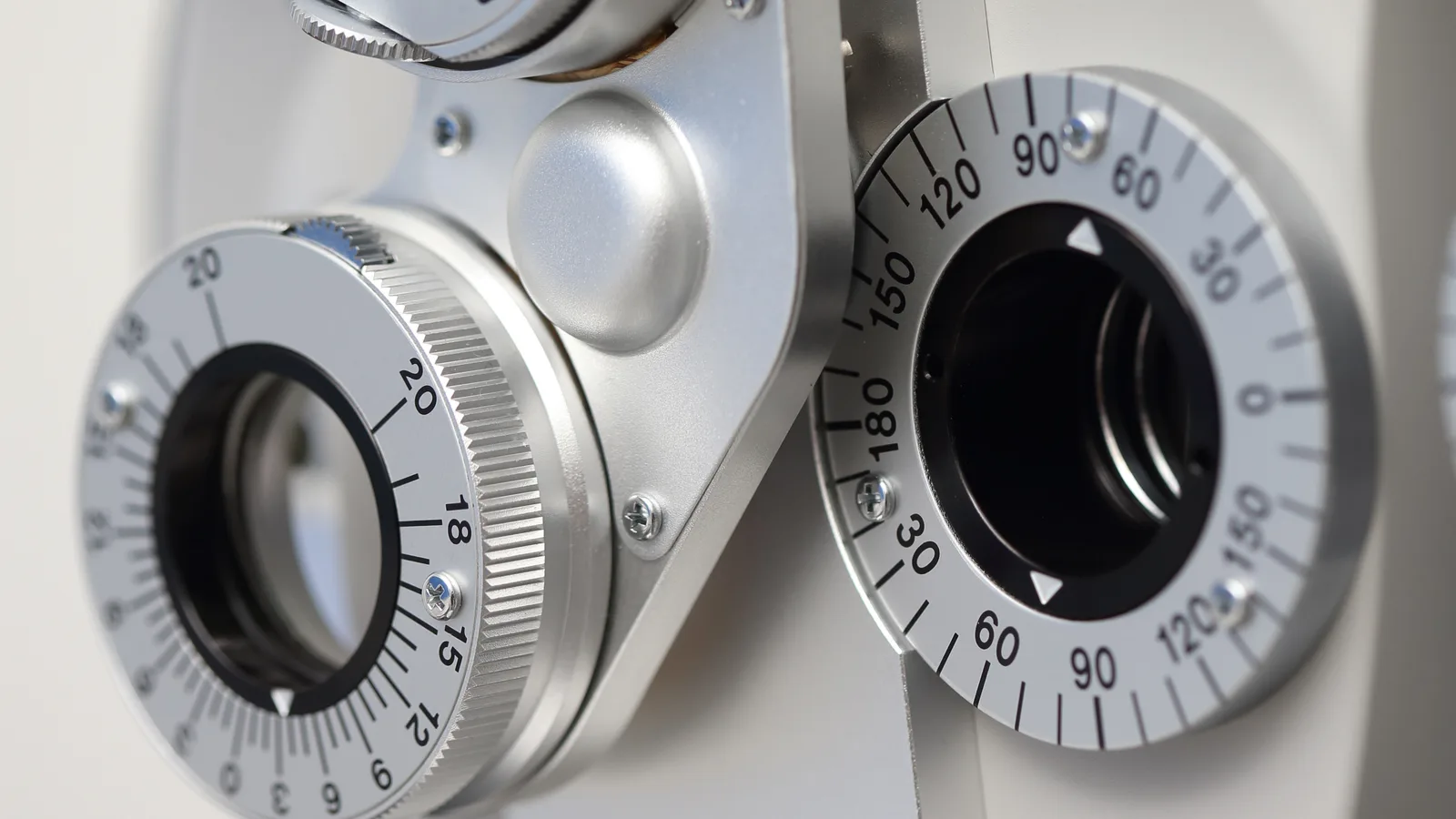Optometry refraction equipment